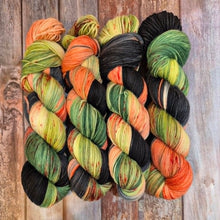 Load image into Gallery viewer, Spear Lily (Assigned Pooling) (Dyed as Ordered if Not in Stock)