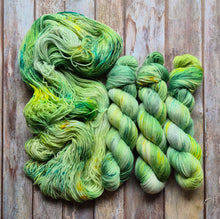 Load image into Gallery viewer, Iquitos (Fledgling 4ply Sock - SW Merino / Nylon)
