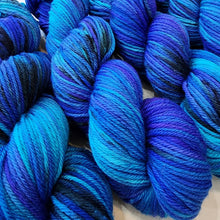 Load image into Gallery viewer, Splendid Fairy Wren (Baa-Ram-Ewe 8ply DK) (C&amp;C)

